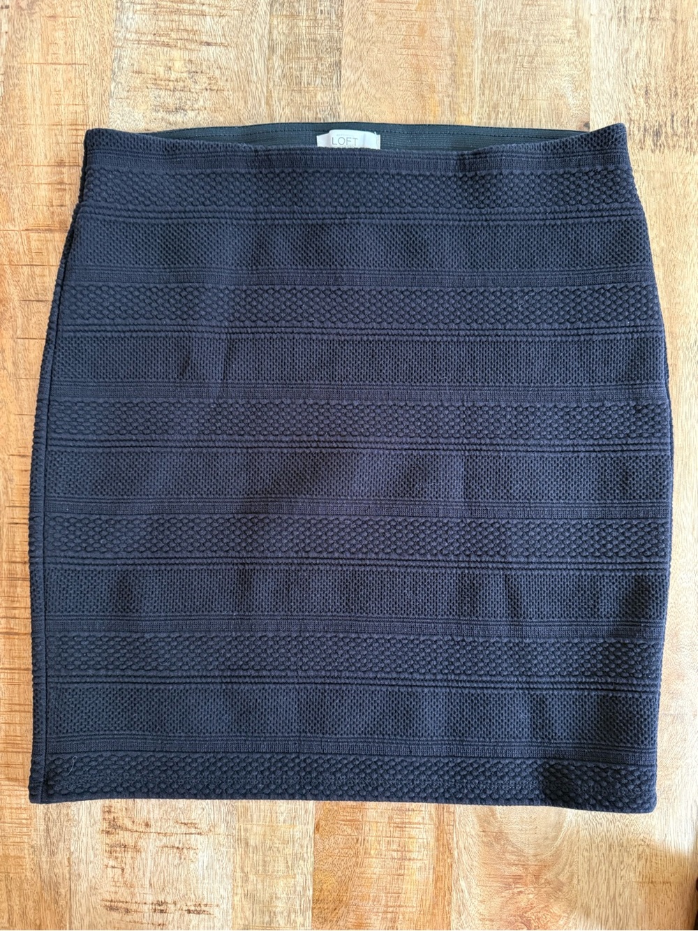 LOFT Black Textured Knit Pencil Skirt Size Medium Stretch Pull-On Career Casual